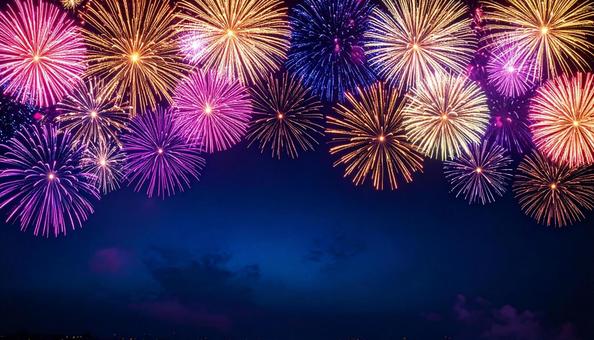 たくさんのカラフルな打ち上げ花火の夜景 たくさんのカラフルな打ち上げ花火の夜景の写真