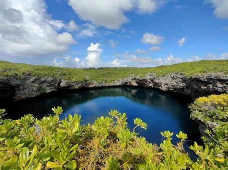 晴れた夏の日の通り池 晴れた夏の日の通り池 通り池,沖縄,下地島の写真素材