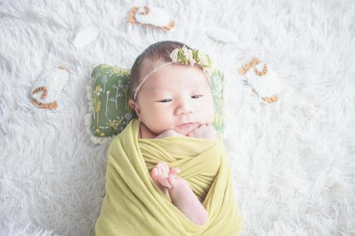 赤ちゃん・黄色いお包み6 赤ちゃん・黄色いお包み6 赤ちゃん,お包み,お包の写真素材