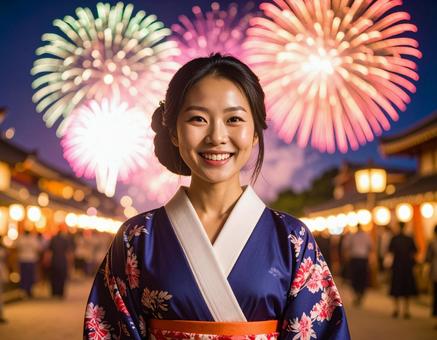 花火をバックに笑顔の日本人女性 花火をバックに笑顔の日本人女性の写真