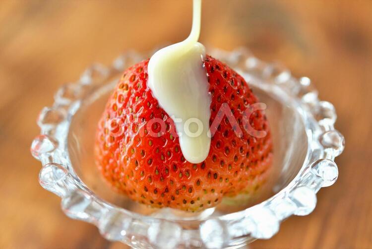 練乳とイチゴ・苺・いちご２ 佐賀ほのか,strawberry,fruitの写真素材