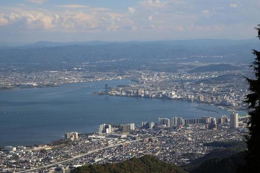 青い琵琶湖と市街地の街と山と雲と青空 青い,琵琶湖,市街地の写真素材