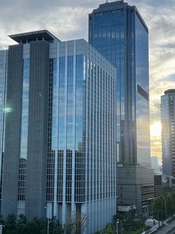 ビルと夕日 ビル,オフィス,マンションの写真素材