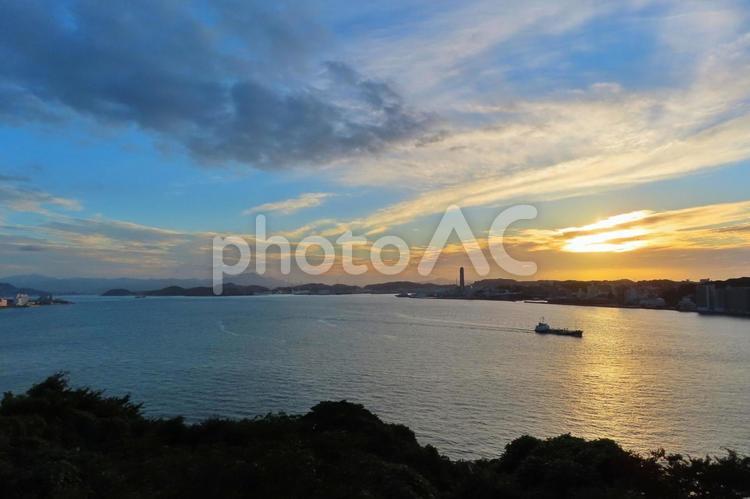 夕暮れ時の穏やかな海 夕景,日没,遠景の写真素材