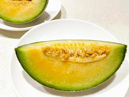 食べ頃のアールスメロンを半分にカット46 食べ頃のアールスメロンを半分にカット46 メロン,アールスメロン,1/4の写真素材