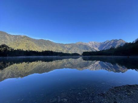 快晴だった上高地の山と池の反射１ 自然,風景,朝の写真素材