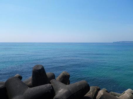 青い海と空、テトラポッド 御宿町,千葉県,房総半島の写真素材