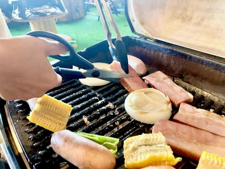 バーベキュー 肉を切る手元 バーベキュー 肉を切る手元 バーベキュー,bbq,肉の写真素材