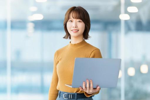 パソコンを持つ女性・ビジネスウーマン 女性,パソコン,笑顔の写真素材