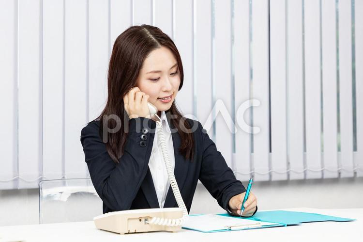 電話を受けてメモするアジア人女性01 女性,ビジネス,電話の写真素材