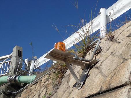 川に設置されている増水を知らせる回転灯 回転灯,黄色,増水の写真素材