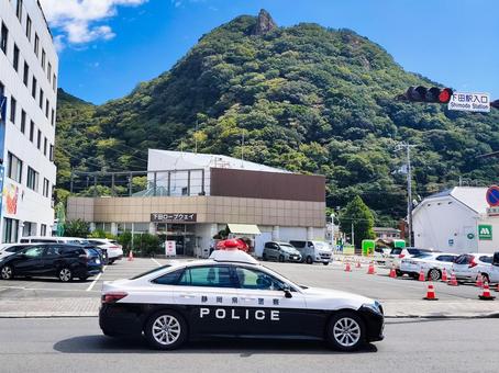 下田駅入口交差点とパトカー パトカー,警察車両,緊急車両の写真素材