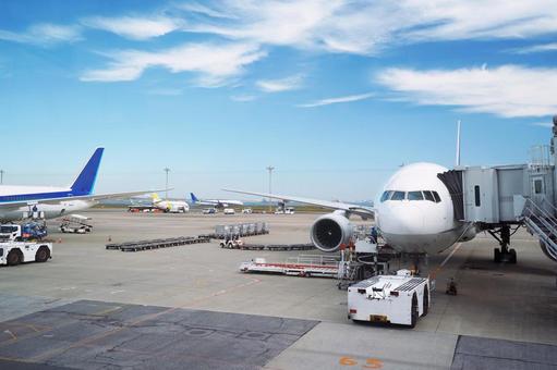 東京 羽田空港 駐機中の旅客機2 ジャンボ旅客機,旅客機,飛行機の写真素材