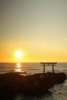 大洗磯崎神社の夜明け 鳥居,風景,海の写真素材