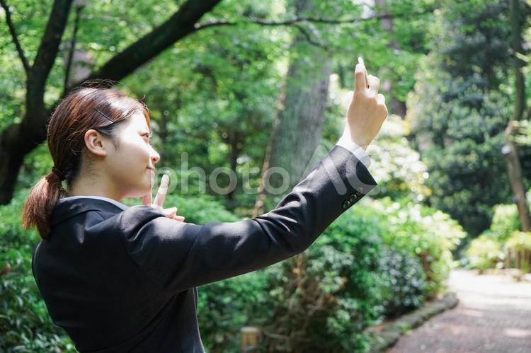 笑顔で自撮りをする若いビジネスウーマン 写真,新人,現代的の写真素材
