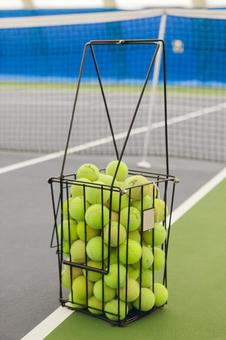 ラックに入ったボール テニスボール,黄色,テニスの写真素材