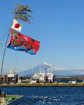 正月の焼津港、大漁旗と富士山 正月の焼津港、大漁旗と富士山の写真