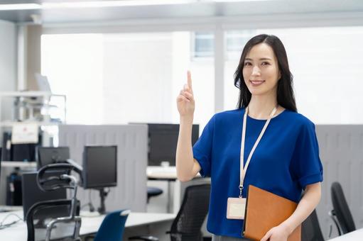 オフィスカジュアルの若い女性エンジニア オフィスカジュアルの若い女性エンジニア ビジネス,エンジニア,女性の写真素材