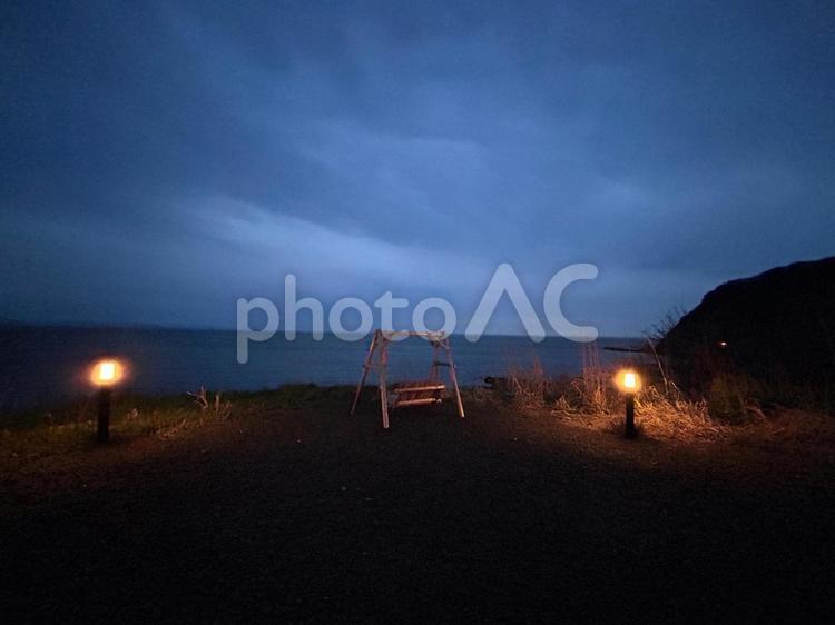 夜の日本海 ブランコ,街燈,夜景の写真素材