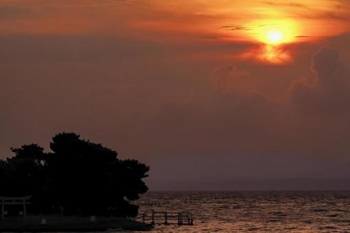 島根県の宍道湖に沈む美しい夕陽 島根県の宍道湖に沈む美しい夕陽の写真