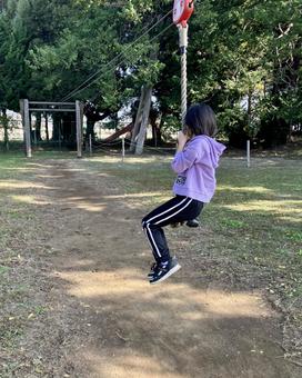 ターザンロープが上手な子 子供,遊び,飛ぶの写真素材