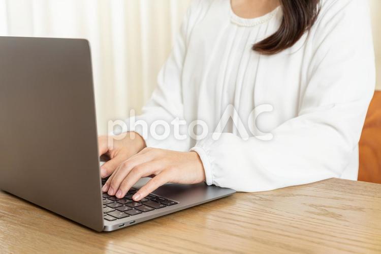 在宅にてPC作業をする女性の手元01 パソコン,女性,手元の写真素材