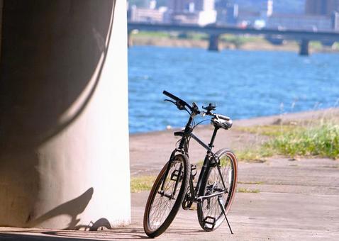 橋下の川景 川,自転車,橋の写真素材