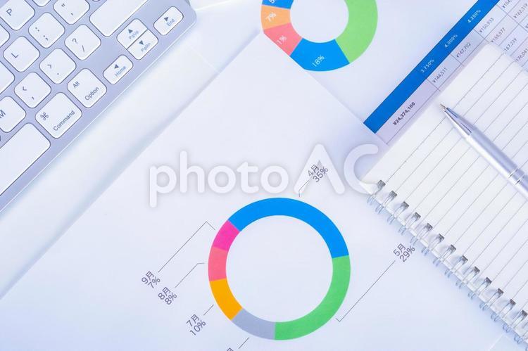 デスクワークとグラフ オフィス,データ,情報の写真素材