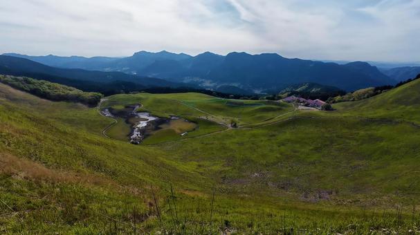 曽爾高原と山々 曽爾高原と山々 曽爾高原,お亀池,山の写真素材
