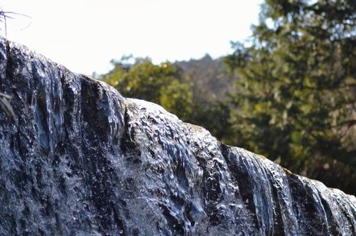 水しぶきをあげる滝 水しぶきをあげる滝の写真