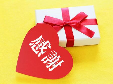 感謝の気持ちを添えてプレゼントを贈ります 感謝,ありがとう,loveの写真素材