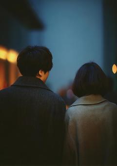 ロマンチックな夕焼け空と二人の写真