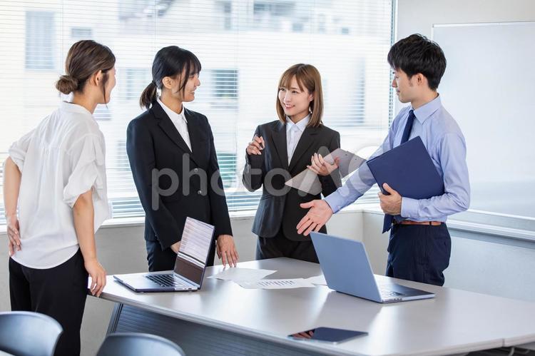オフィスでミーティングする男女　 男女,ミーティング,会議の写真素材