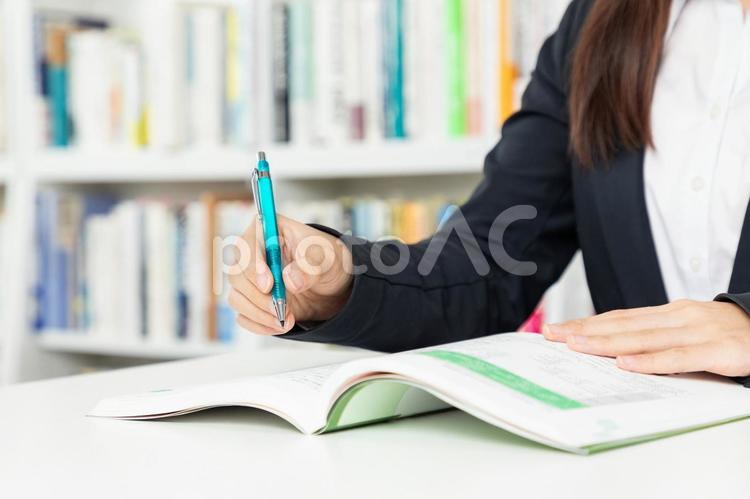 勉強をする社会人の手元01 勉強,女性,スーツの写真素材