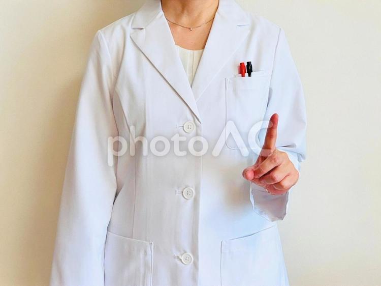 ポイント！白衣を着た女（薬剤師、研究員） ポイント,白衣,女性の写真素材