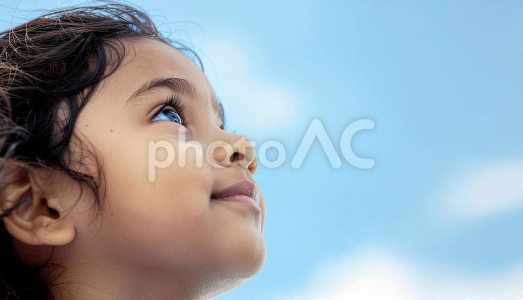 青空を見上げる外国人少女のポートレート 外国人,少女,女の子の写真素材