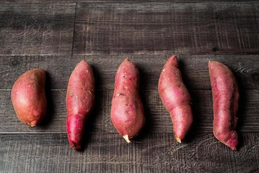 並べたサツマイモの写真