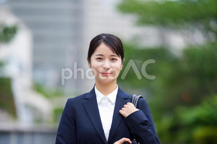 カメラ目線の就活している女性 女性,人物,大学生の写真素材