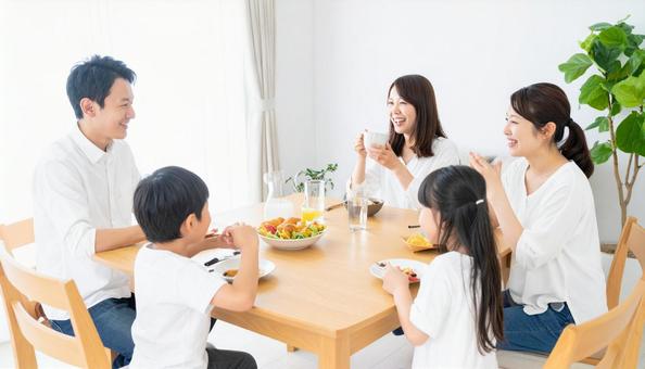 家族で囲む幸せな食事の時間 家族で囲む幸せな食事の時間の写真