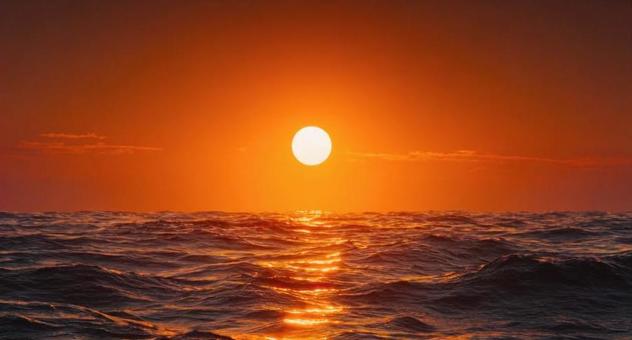 夕暮れの海に沈む太陽 夕暮れの海に沈む太陽の写真