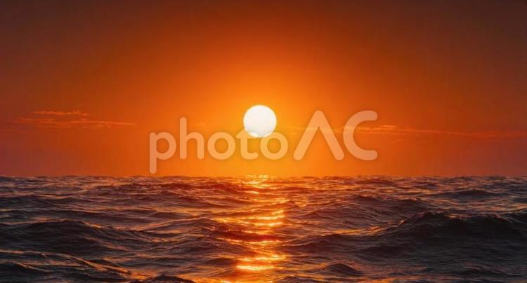 夕暮れの海に沈む太陽 夕暮れ,太陽,海の写真素材