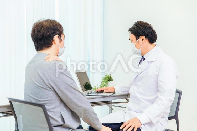 診察する男性医師（整形外科・肩こり） 肩こり,肩,痛いの写真素材