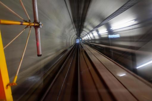 地下トンネルを走るゲーブルカーからの景色 地下トンネルを走るゲーブルカーからの景色の写真