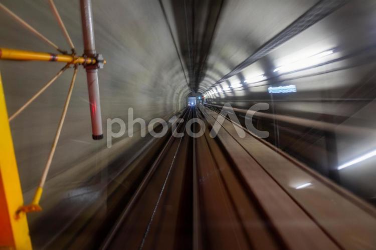 地下トンネルを走るゲーブルカーからの景色 地下トンネル,ケーブルカー,車窓の写真素材