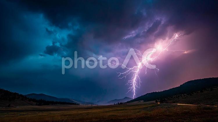 嵐の夜、光る稲妻の瞬間 雷,雷雨,夜の写真素材