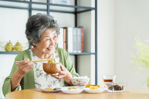 朝食を食べるシニアの女性 朝食を食べるシニアの女性 食事,シニア,女性の写真素材