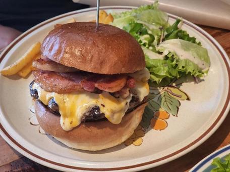 ベーコンチーズバーガーの写真