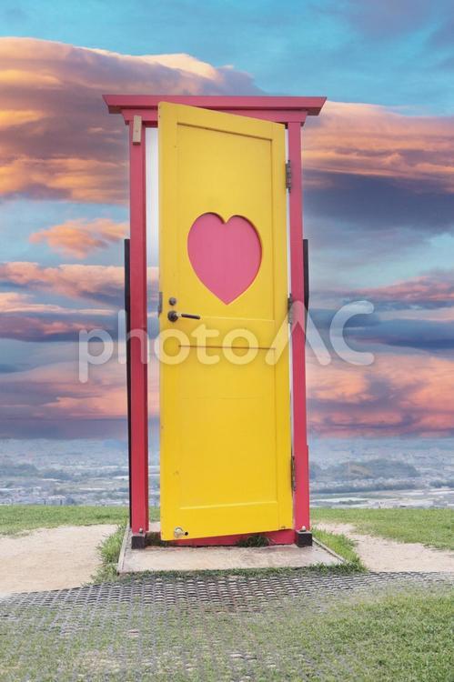 夕焼け空にハートの黄色いドア ドア,ハート,黄色の写真素材