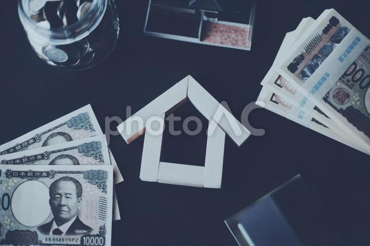 木製の小さな家とお金 家,住宅,ビジネスの写真素材