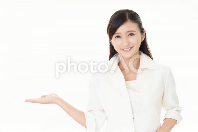案内する笑顔の女性 ビジネス,仕事,会社員の写真素材